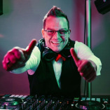 Die DJs mit der Roten Fliege - DJ Ecky jr.